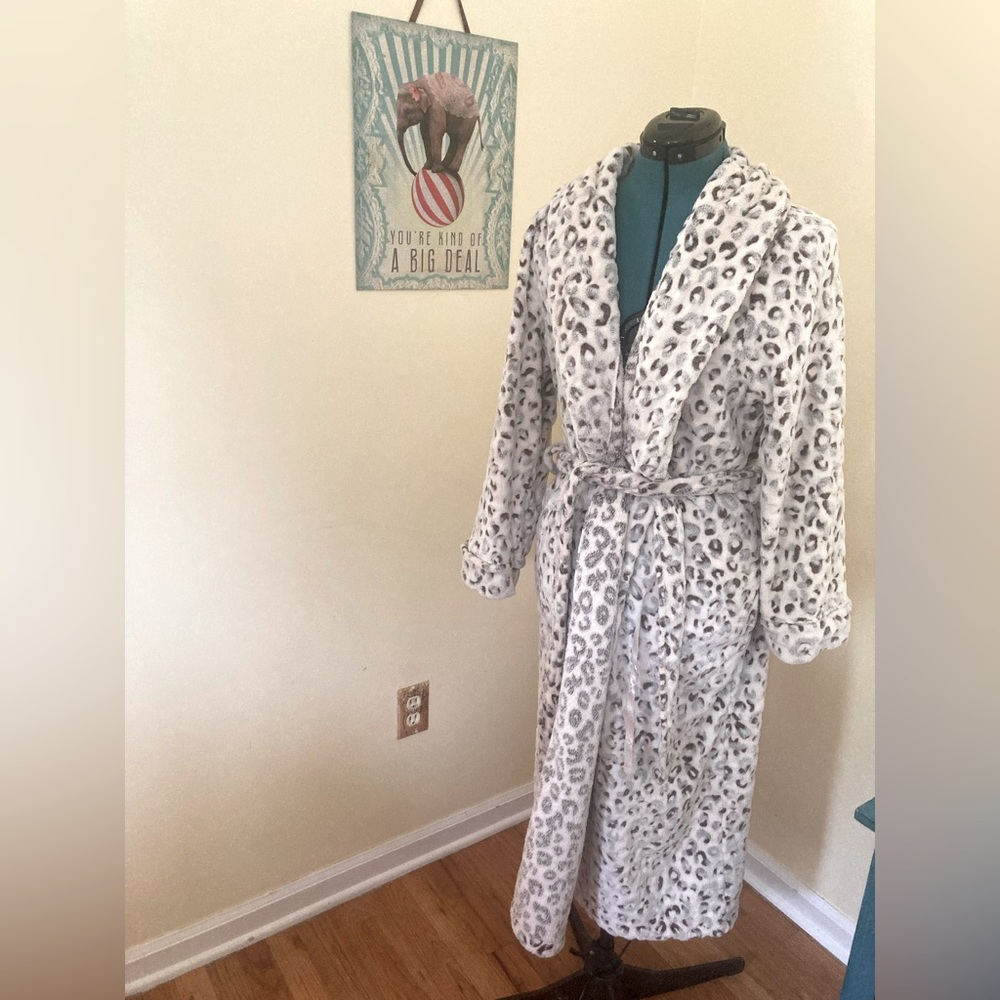 Liz Claiborne white leopard print fleecy robe